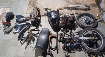 PM encontra peças de motocicletas furtadas em casa do bairro Santa Terezinha; em Patos de Minas PM encontra peças de motocicletas furtadas em casa do bairro Santa Terezinha; em Patos de Minas