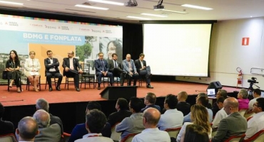 Governo de Minas e BDMG firmam acordo para oferecer R$ 300 milhões em financiamento às prefeituras Governo de Minas e BDMG firmam acordo para oferecer R$ 300 milhões em financiamento às prefeituras