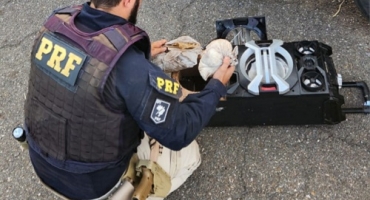 Passageiro de ônibus é preso na BR-365 por transportar cocaína escondida em caixa de som Passageiro de ônibus é preso na BR-365 por transportar cocaína escondida em caixa de som