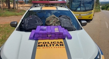 Coromandel - Mulher é presa transportando drogas dentro de mochilas em ônibus Coromandel - Mulher é presa transportando drogas dentro de mochilas em ônibus