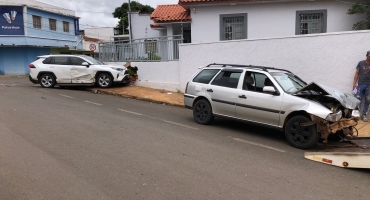 Motorista avança parada obrigatória e provoca acidente na cidade de Patos de Minas Motorista avança parada obrigatória e provoca acidente na cidade de Patos de Minas