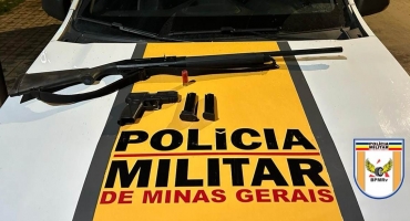 Carmo do Paranaíba – Motorista é encaminhado para a delegacia após ser flagrado com duas armas de fogo Carmo do Paranaíba – Motorista é encaminhado para a delegacia após ser flagrado com duas armas de fogo