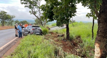 Presidente Olegário - Colisão entre três veículos deixa uma pessoa ferida na MG-410 Presidente Olegário - Colisão entre três veículos deixa uma pessoa ferida na MG-410