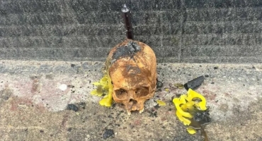 Ex-funcionária que realizou ritual com crânio na porta de comércio vira alvo da PC em Minas Ex-funcionária que realizou ritual com crânio na porta de comércio vira alvo da PC em Minas