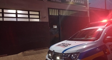 Bandido coloca arma no pescoço de vítima dentro de automóvel em Patos de Minas; toma o carro de assalto e foge Bandido coloca arma no pescoço de vítima dentro de automóvel em Patos de Minas; toma o carro de assalto e foge