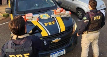 PRF apreende 20 barras de maconha dentro de tanque de combustível de carro abordado na BR-365, em Patos de Minas PRF apreende 20 barras de maconha dentro de tanque de combustível de carro abordado na BR-365, em Patos de Minas