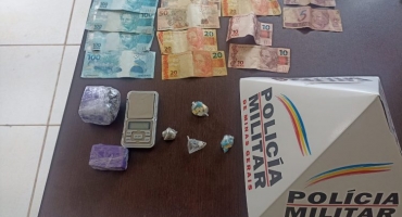 Polícia Militar de Presidente Olegário apreende ecstasy, maconha e dinheiro em residência no bairro Andorinhas Polícia Militar de Presidente Olegário apreende ecstasy, maconha e dinheiro em residência no bairro Andorinhas
