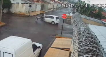 Adolescente avança cruzamento e bate moto em carro no bairro Jardim Panorâmico; veja vídeo Adolescente avança cruzamento e bate moto em carro no bairro Jardim Panorâmico; veja vídeo