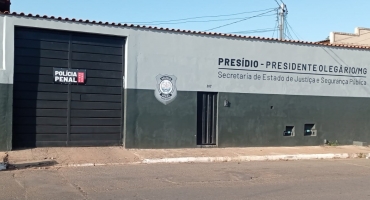 Suspeita de matar ex-cunhada a tiros em Patos de Minas se entrega a polícia e é levada para presídio feminino Suspeita de matar ex-cunhada a tiros em Patos de Minas se entrega a polícia e é levada para presídio feminino