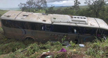 Ônibus cai em ribanceira na BR-365 e deixa várias pessoas feridas Ônibus cai em ribanceira na BR-365 e deixa várias pessoas feridas