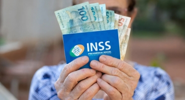 Quase 15 mil pensionistas e aposentados têm pagamentos suspensos em MG Quase 15 mil pensionistas e aposentados têm pagamentos suspensos em MG