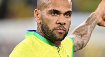 Ex-jogador da seleção brasileira e do Barcelona, Daniel Alves, é condenado a 4 anos e meio de prisão por estupro na Espanha Ex-jogador da seleção brasileira e do Barcelona, Daniel Alves, é condenado a 4 anos e meio de prisão por estupro na Espanha