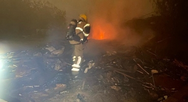 Patos de Minas - Incêndio em amontoado de madeira mobiliza Corpo de Bombeiros, no bairro Alto Limoeiro Patos de Minas - Incêndio em amontoado de madeira mobiliza Corpo de Bombeiros, no bairro Alto Limoeiro