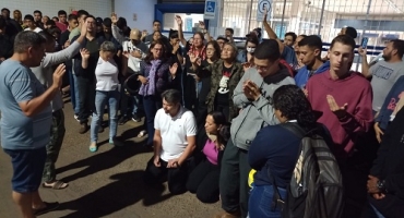 Familiares e amigos fazem corrente de oração pela recuperação de jovem que sofreu acidente em Patos de Minas Familiares e amigos fazem corrente de oração pela recuperação de jovem que sofreu acidente em Patos de Minas
