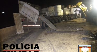 Motorista perde controle direcional e tomba Bitrem na BR-352, entre Patos de Minas e Lagoa Formosa Motorista perde controle direcional e tomba Bitrem na BR-352, entre Patos de Minas e Lagoa Formosa