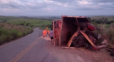 Motorista tomba caminhão na MG-230 após veículo apresentar defeito no sistema de freios Motorista tomba caminhão na MG-230 após veículo apresentar defeito no sistema de freios