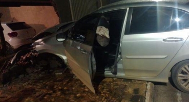 Tampa de bueiro mal fixada provoca acidente na cidade de Patos de Minas Tampa de bueiro mal fixada provoca acidente na cidade de Patos de Minas