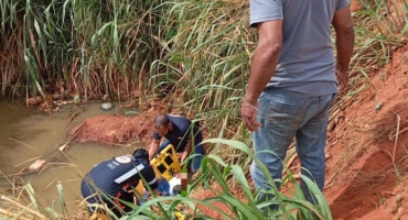 Motociclista cai em buraco de 3 metros de altura na saída para a Comunidade de Catulés ; em Carmo do Paranaíba Motociclista cai em buraco de 3 metros de altura na saída para a Comunidade de Catulés ; em Carmo do Paranaíba