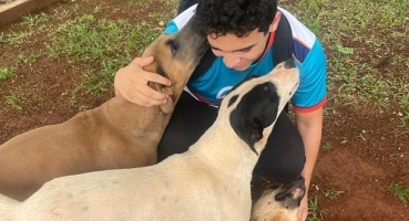 Jovem cuida de cães de rua e tem sonho em montar uma instituição para os animais, veja vídeo