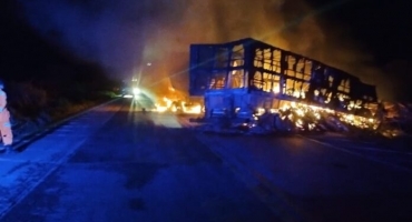 Motorista morre carbonizado em grave acidente envolvendo duas carretas na BR-262, entre Ibiá e Campos Altos Motorista morre carbonizado em grave acidente envolvendo duas carretas na BR-262, entre Ibiá e Campos Altos
