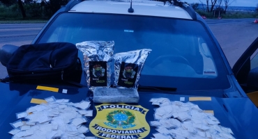 PRF de Patos de Minas faz apreensão de 744 papelotes de cocaína, maconha e skunk dentro de ônibus na BR 365 PRF de Patos de Minas faz apreensão de 744 papelotes de cocaína, maconha e skunk dentro de ônibus na BR 365