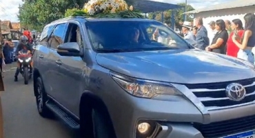 Pindaíbas - Sepultamento de jovem que morreu vítima de acidente de trânsito em Patos de Minas causa muita comoção Pindaíbas - Sepultamento de jovem que morreu vítima de acidente de trânsito em Patos de Minas causa muita comoção