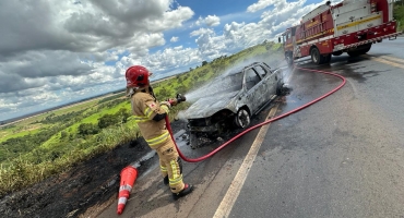 Veículo fica destruído após pegar fogo na BR-365, em Patos de Minas Veículo fica destruído após pegar fogo na BR-365, em Patos de Minas