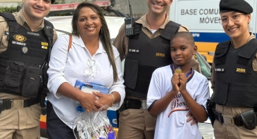 Estudante de Patos de Minas encontra celular na rua, entrega para a Polícia Militar e recebe aparelho novo como recompensa Estudante de Patos de Minas encontra celular na rua, entrega para a Polícia Militar e recebe aparelho novo como recompensa