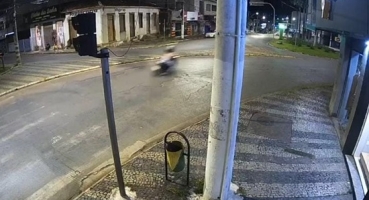 Imagem de câmera de segurança mostra acidente que tirou a vida de motociclista no centro de Patos de Minas