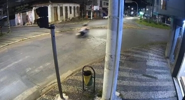 Imagem de câmera de segurança mostra acidente que tirou a vida de motociclista no centro de Patos de Minas Imagem de câmera de segurança mostra acidente que tirou a vida de motociclista no centro de Patos de Minas