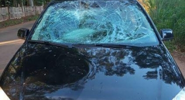 Patos de Minas - Ciclista é atropelada após sair de estrada vicinal e adentrar na rodovia da Baixadinha Patos de Minas - Ciclista é atropelada após sair de estrada vicinal e adentrar na rodovia da Baixadinha