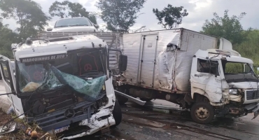 Quatro pessoas ficam feridas em acidente envolvendo dois caminhões na BR-365 Quatro pessoas ficam feridas em acidente envolvendo dois caminhões na BR-365