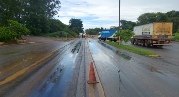 Patos de Minas - Carreta transportando bolachas tomba em frente ao Posto da PRF na BR-365 e interdita rodovia 