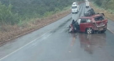 Automóvel escorrega na pista molhada; colide contra carreta na BR-365 e deixa uma pessoa ferida Automóvel escorrega na pista molhada; colide contra carreta na BR-365 e deixa uma pessoa ferida