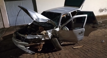 Motorista que fugia da polícia atinge automóvel com crianças e atropela pedestre em Patos de Minas Motorista que fugia da polícia atinge automóvel com crianças e atropela pedestre em Patos de Minas