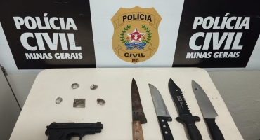 Rio Paranaíba: PCMG prende homem após denúncias; simulacro, armas brancas e drogas são apreendidas