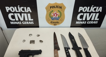 Rio Paranaíba: PCMG prende homem após denúncias; simulacro, armas brancas e drogas são apreendidas Rio Paranaíba: PCMG prende homem após denúncias; simulacro, armas brancas e drogas são apreendidas