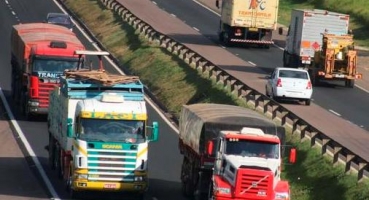Veículos de grande porte terão tráfego restrito nas rodovias estaduais durante feriado da Semana Santa Veículos de grande porte terão tráfego restrito nas rodovias estaduais durante feriado da Semana Santa