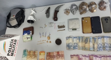 PM localiza drogas, dinheiro e objetos furtados em Patos de Minas PM localiza drogas, dinheiro e objetos furtados em Patos de Minas