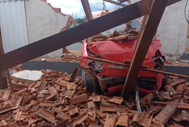 Motorista perde controle direcional de automóvel após desviar de animal e invade residência em Patos de Minas