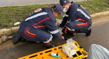 Carmo do Paranaíba - Motoqueiro fratura braço após queda provocada por galho de árvore na Avenida Tancredo Neves Carmo do Paranaíba - Motoqueiro fratura braço após queda provocada por galho de árvore na Avenida Tancredo Neves