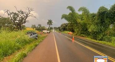 Lagoa Formosa – Debaixo de chuva motorista reduz velocidade e sofre colisão traseira na BR-354 Lagoa Formosa – Debaixo de chuva motorista reduz velocidade e sofre colisão traseira na BR-354