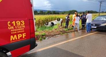 Patos de Minas - Veículo aquaplana, motorista perde controle direcional e capota carro na estrada da Baixadinha Patos de Minas - Veículo aquaplana, motorista perde controle direcional e capota carro na estrada da Baixadinha