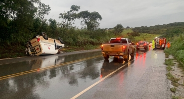 Ambulância transportando paciente recém-operada e acompanhante capota na BR-354; entre Lagoa Formosa e Patos de Minas Ambulância transportando paciente recém-operada e acompanhante capota na BR-354; entre Lagoa Formosa e Patos de Minas