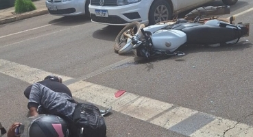 Motociclista bate em traseira de carro que parou em faixa de pedestre na avenida Marabá; em Patos de Minas Motociclista bate em traseira de carro que parou em faixa de pedestre na avenida Marabá; em Patos de Minas