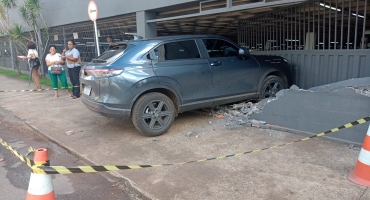 Patos de Minas - Mulher confunde pedal de carro, acelera e bate em muro de shopping Patos de Minas - Mulher confunde pedal de carro, acelera e bate em muro de shopping
