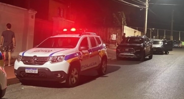 Ladrões invadem casa no bairro Alto dos Caiçaras em Patos de Minas; agridem casal de idosos e roubam carro e dinheiro Ladrões invadem casa no bairro Alto dos Caiçaras em Patos de Minas; agridem casal de idosos e roubam carro e dinheiro