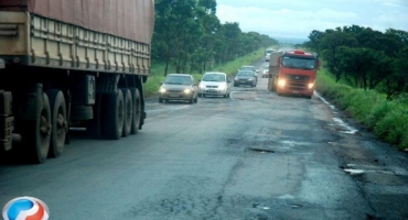 Estado de Minas determina que concessionária tem até amanhã (5) para reparar danos na BR-365 no trecho entre Patrocínio e Uberlândia 