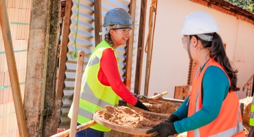  Mulheres voluntárias participam na construção de novo local de reuniões das Testemunhas de Jeová