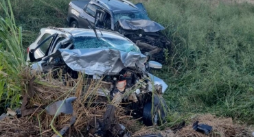 Duas pessoas morrem e três ficam feridas em um grave acidente ocorrido na BR-365 em Varjão de Minas Duas pessoas morrem e três ficam feridas em um grave acidente ocorrido na BR-365 em Varjão de Minas